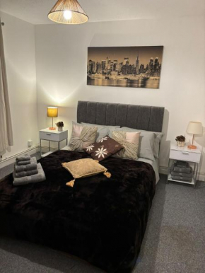 City Centre Flat with Free Parking